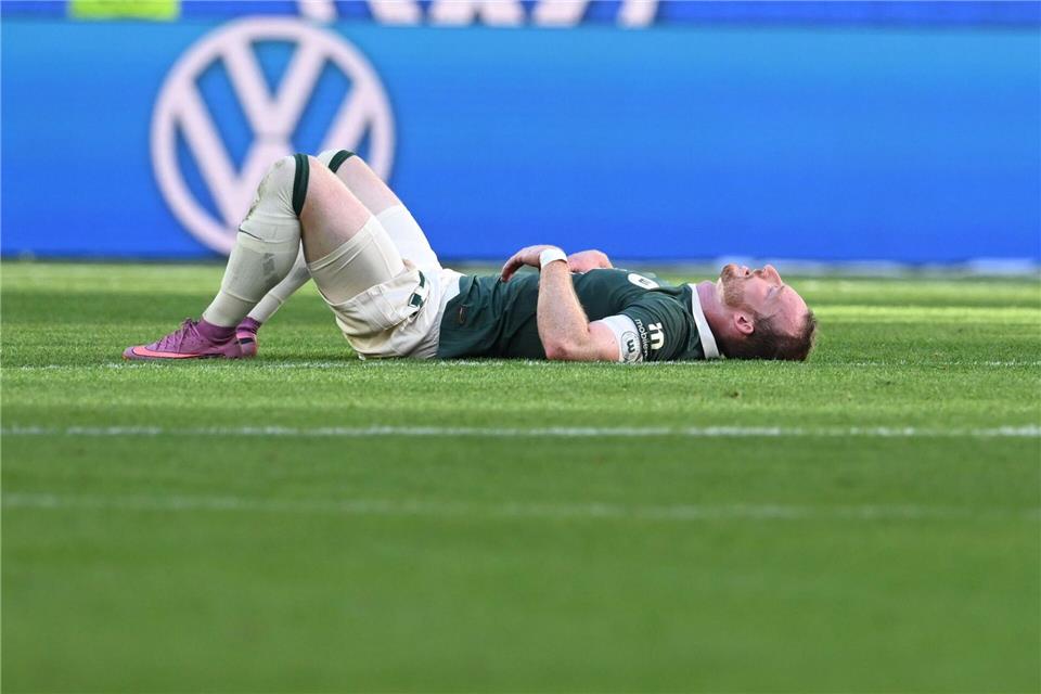 Wolfsburger Enttäuschung: Kapitän Maximilian Arnold liegt nach dem 3:3 gegen Köln auf dem Spielfeld.dpa