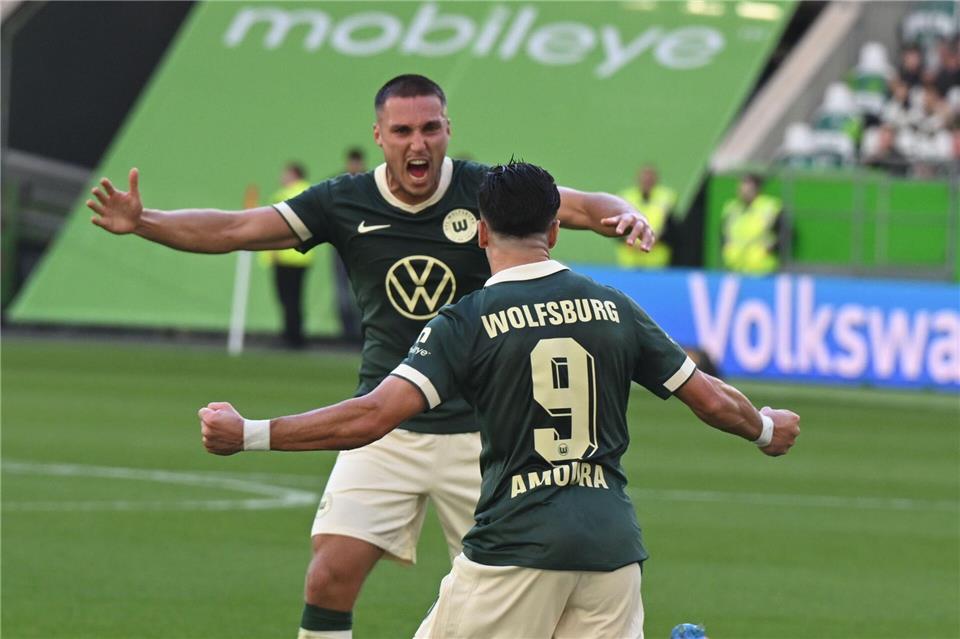 Wolfsburger Jubel: Mohamed Amoura (vorn) und Kilian Fischer nach dem Tor zum 1:1.dpa