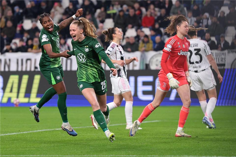Wolfsburger Jubel: Torschützin Vivien Endemann und ihre Teamkollegin Lineth Beerensteyn (l) feiern den Treffer zum 1:0 bei Juventus Turin.Jonathan Moscrop/CSM via ZUMA Press Wire/dpa