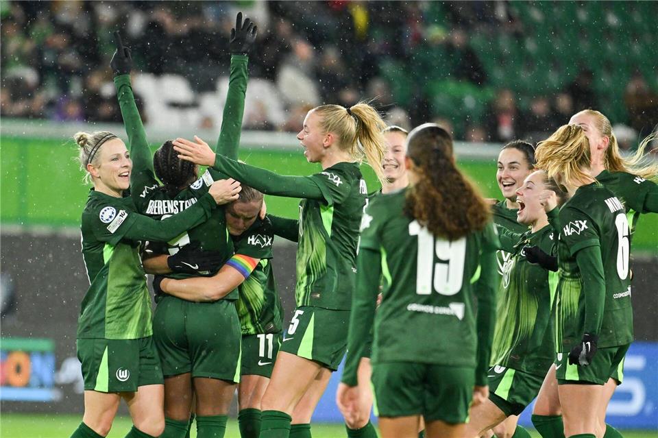 Wolfsburger Jubel in der Champions League. Im Mittelpunkt: Torschützin Lineth Beerensteyn.Swen Pförtner/dpa