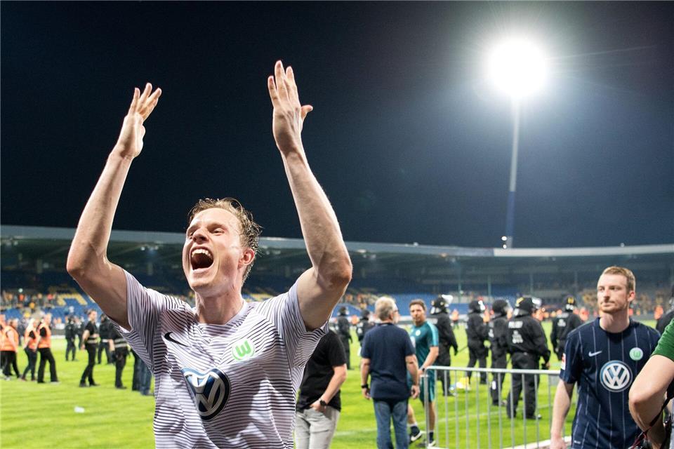 Wolfsburger Jubel nach der Relegation in Braunschweig.Julian Stratenschulte/dpa
