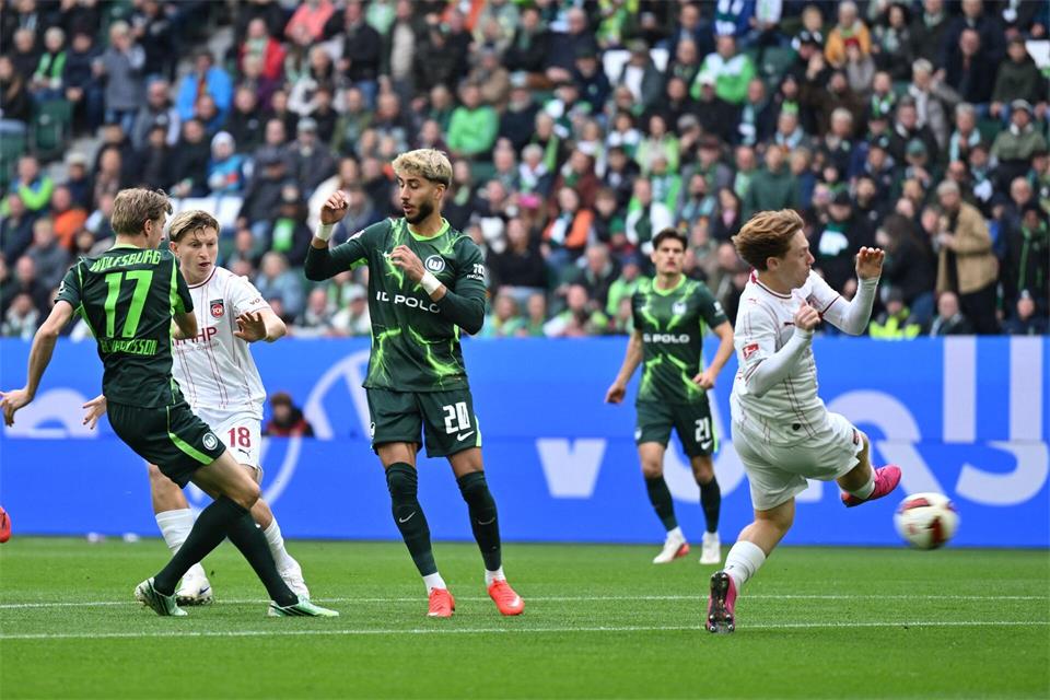 Wolfsburgs Alexander Bernhardsson (Nr. 17) erzielt nach 34 Sekunden das bislang schnellste Tor der Zweitliga-Saison.Swen Pförtner/dpa