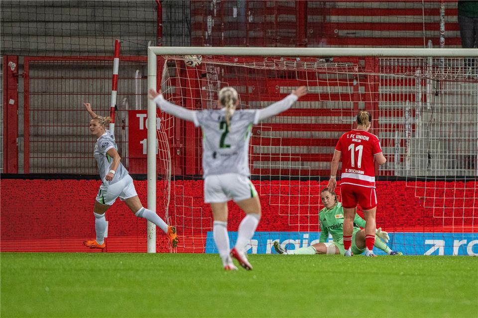 Wolfsburgs Alexandra Popp (l.) erzielt das Tor zum 2:1 bei den Berlinerinnen.Matthias Koch/dpa