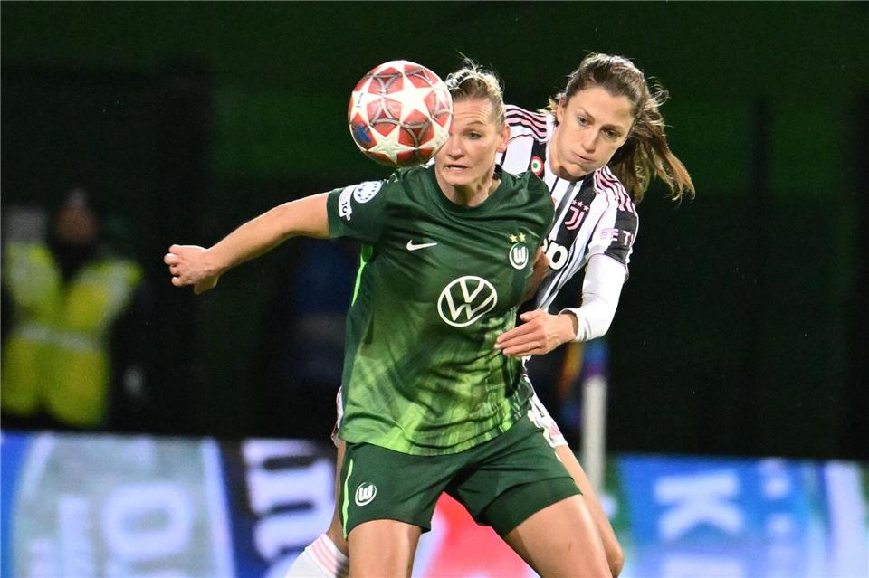 Wolfsburgs Alexandra Popp (l) wird von Juventus-Spielerin Emma Stölen Godö bedrängt.Swen Pförtner/dpa