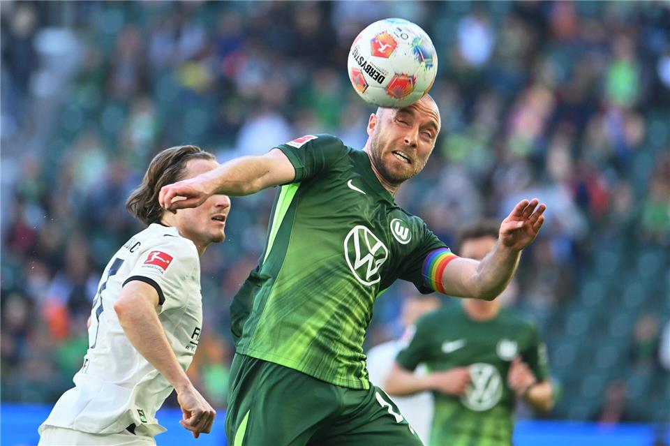 Wolfsburgs Christian Eriksen beim Kopfball.Swen Pförtner/dpa