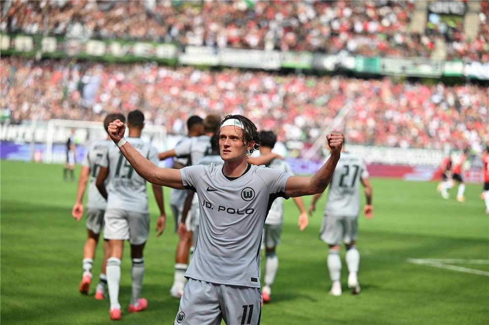Wolfsburgs Fabian Reese jubelt nach seinem Tor zum 1:0 in Hannover.Swen Pförtner/dpa