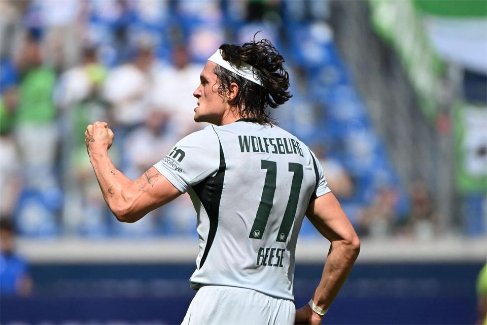 Wolfsburgs Fabian Reese jubelt nach seinem Tor zum 2:2 in Karlsruhe.Uli Deck/dpa