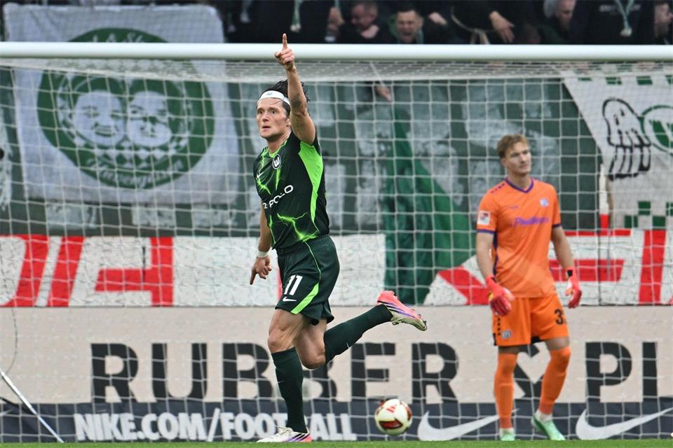 Wolfsburgs Fabian Reese jubelt über sein Tor zum 1:0 gegen Osnabrück. Swen Pförtner/dpa