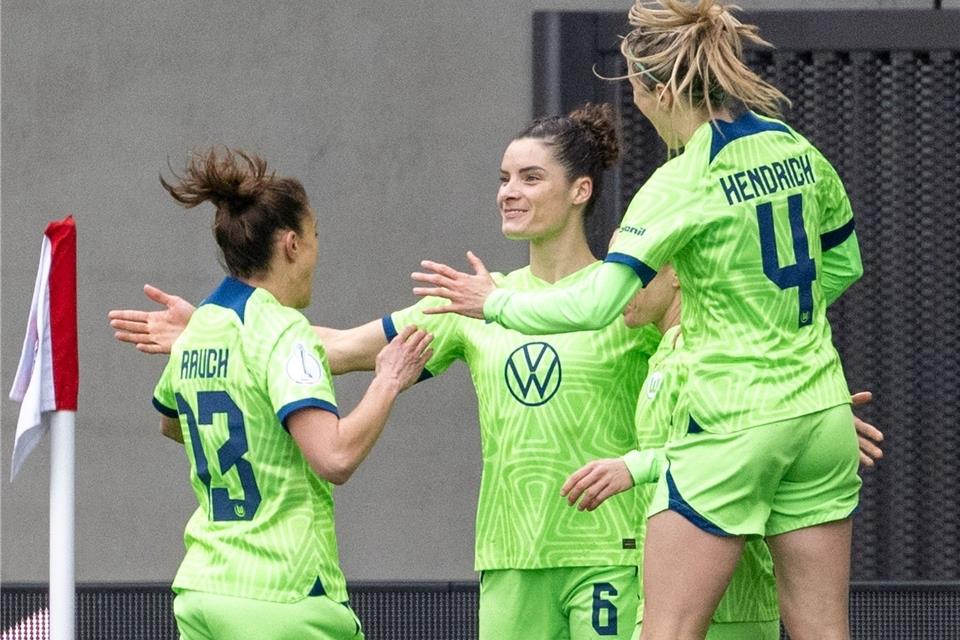 Wolfsburgs Felicitas Rauch (l-r), Dominique Janssen und Kathrin Hendrich  bejubeln das 0:5.