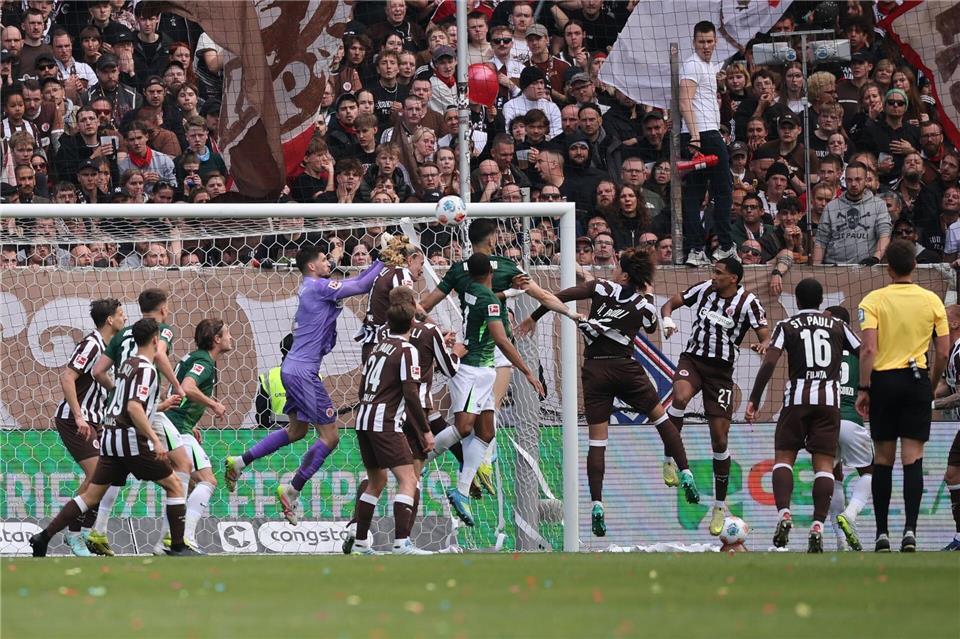Wolfsburgs Konstantinos Koulierakis (M) traf im Abstiegsgipfel beim FC St. Pauli zum 1:0.Christian Charisius/dpa