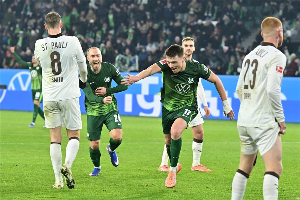 Wolfsburgs Matchwinner: Christian Eriksen (l) und Dzenan Pejcinovic (r) jubeln nach dem Tor zum 2:1-Sieg gegen den FC St. Pauli. Swen Pförtner/dpa