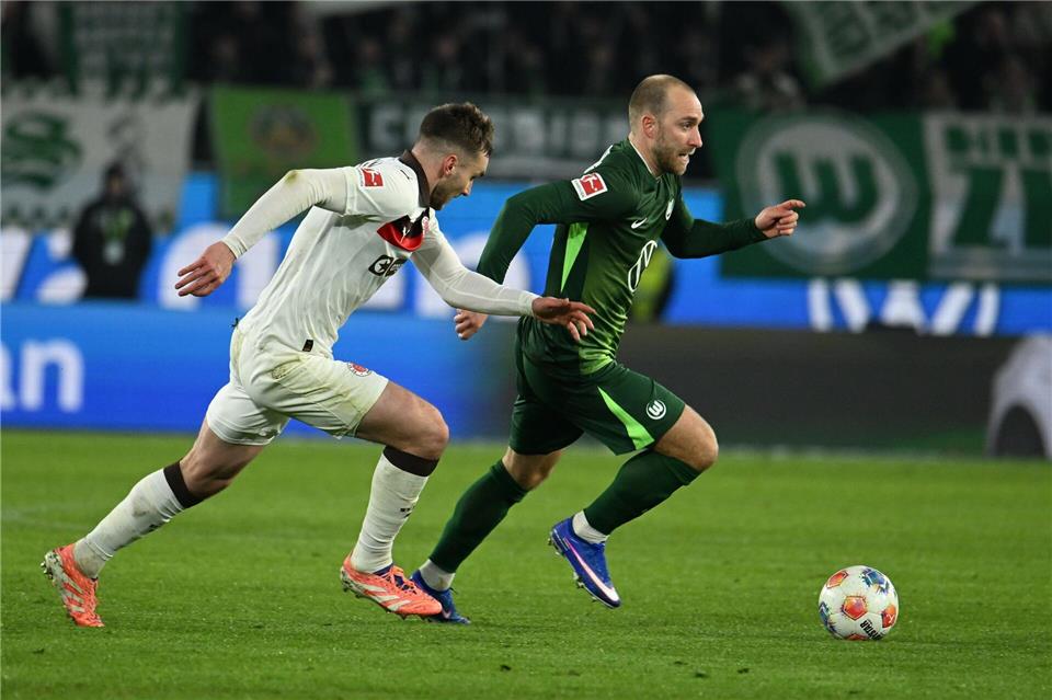 Wolfsburgs Torschütze Christian Eriksen (r).Swen Pförtner/dpa