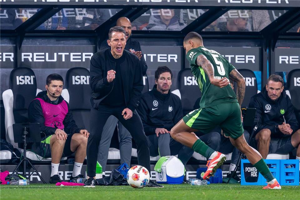 Wolfsburgs Trainer Daniel Bauer beim Spiel in Mönchengladbach.David Inderlied/dpa