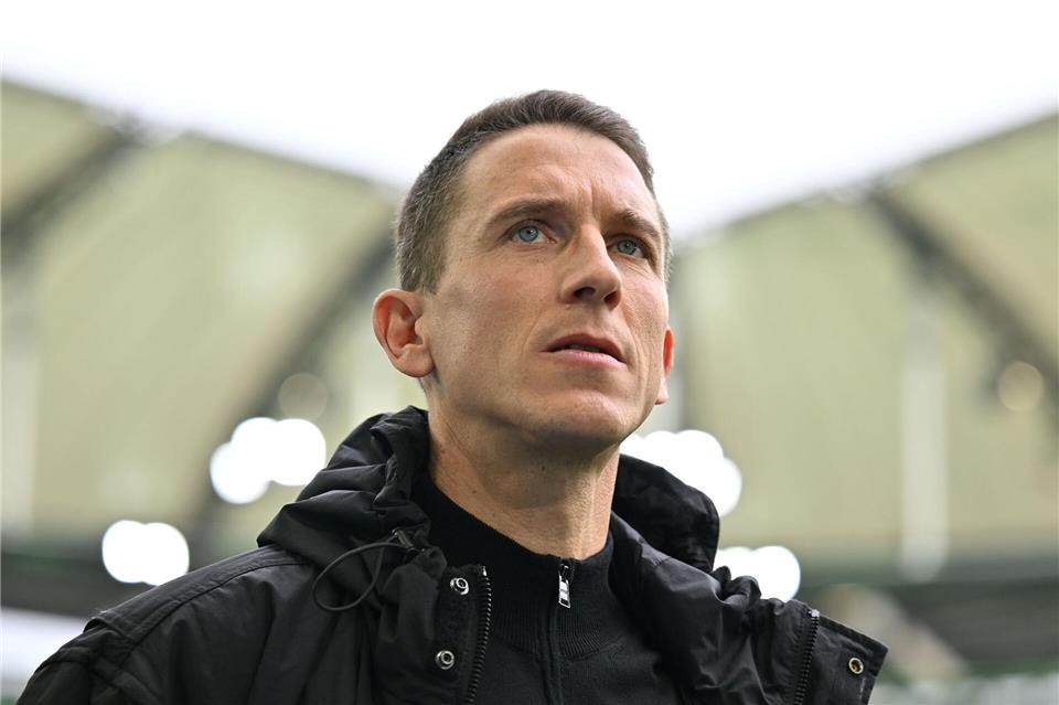 Wolfsburgs Trainer Daniel Bauer vor dem Spiel gegen Augsburg.Swen Pförtner/dpa