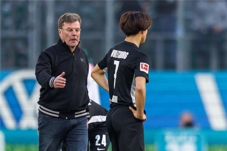 Wolfsburgs Trainer Dieter Hecking tröstet den Japaner Kento Shiogai nach dem 0:1 gegen Werder Bremen.Andreas Gora/dpa