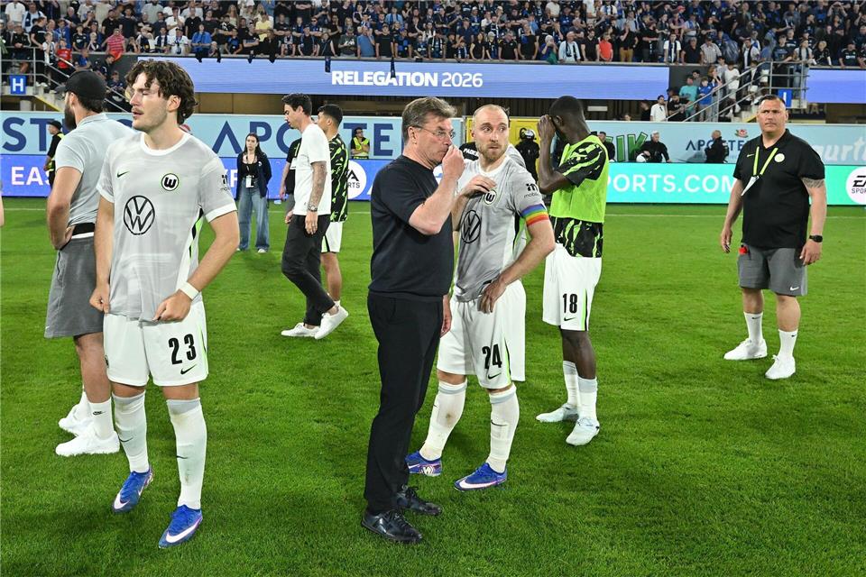 Wolfsburgs Trainer Dieter Hecking und sein Starspieler Christian Eriksen nach dem Abstieg aus der Bundesliga. Swen Pförtner/dpa