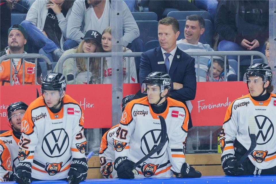 Wolfsburgs Trainer Michael Stewart.Rolf Vennenbernd/dpa