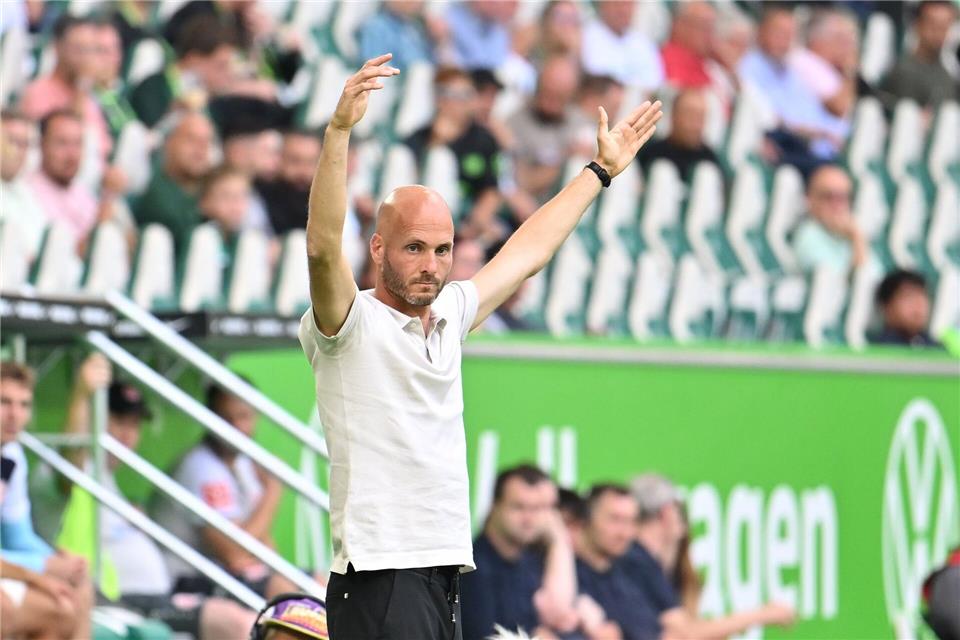 Wolfsburgs Trainer Paul Simonis musste den späten Ausgleich seiner Mannschaft hinnehmen.Swen Pförtner/dpa