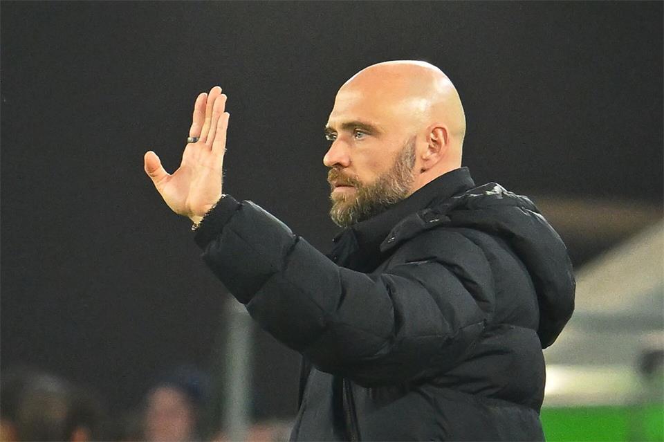 Wolfsburgs Trainer Stephan Lerch sah einen souveränen Hinspielsieg. (Archivbild)Swen Pförtner/dpa
