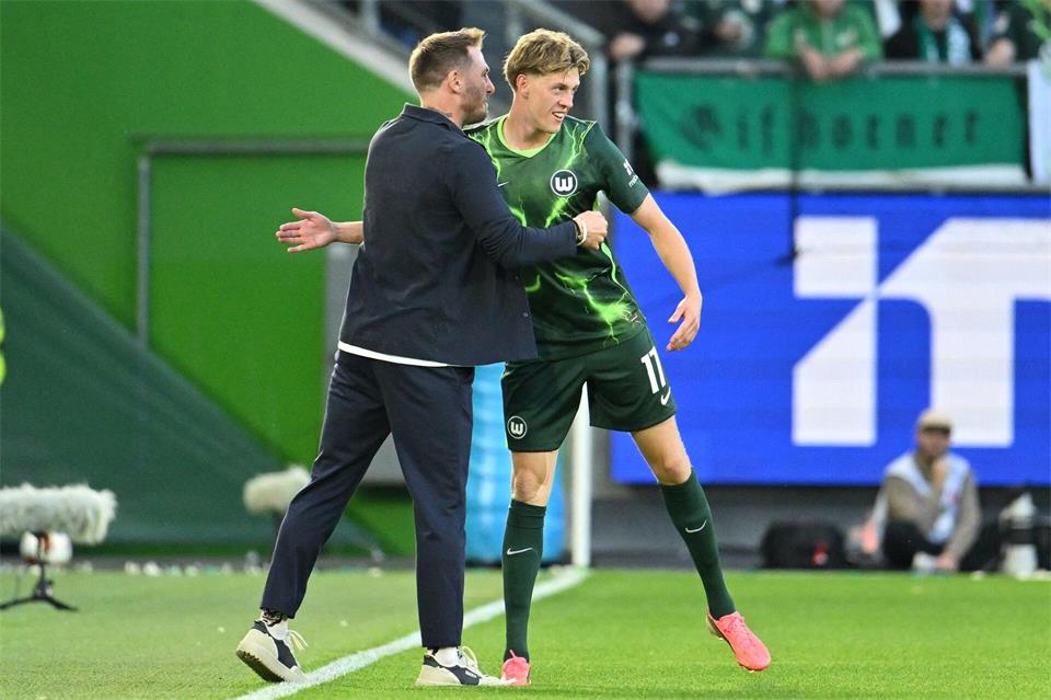 Wolfsburgs Trainer Tobias Strobl freut sich mit seinem Torschützen Alexander Bernhardsson (r).Swen Pförtner/dpa