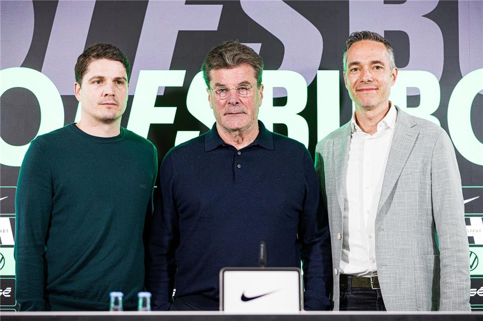 Wolfsburgs neuer Trainer Dieter Hecking (Mitte) zusammen mit Sportdirektor Pirmin Schwegler (l) und mit Aufsichtsrats-Chef Sebastian Rudolph (r).Moritz Frankenberg/dpa