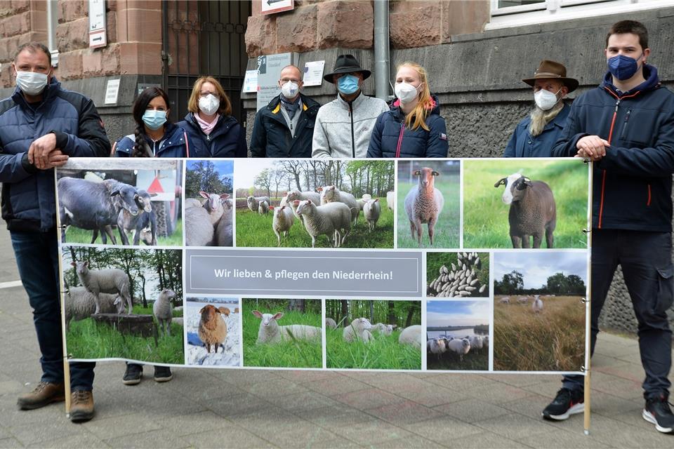 Wolfsgegner haben am Donnerstag vor dem Verwaltungsgericht in Düsseldorf demonstriert