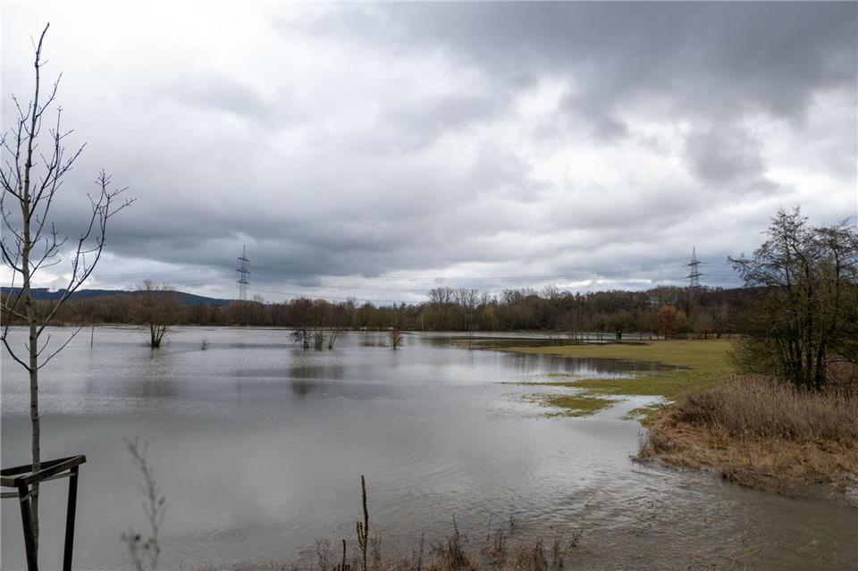Wolken am Himmel - und zu viel Wasser im Main.Pia Bayer/dpa