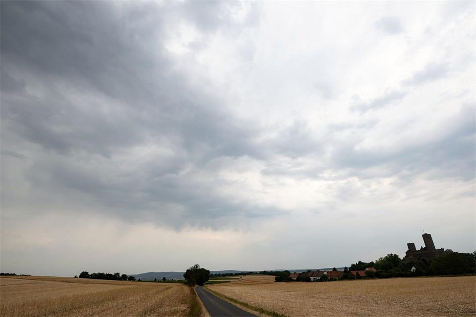 Wolken begleiten uns durch den Tag. (Archivbild)Florian Wiegand/dpa