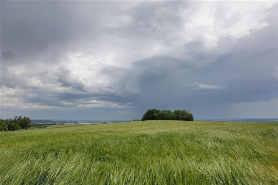 Wolken im Anmarsch: Im Süden Baden-Württembergs drohen heute starke Gewitter und örtlich Unwetter.(Archivbild) Thomas Warnack/dpa