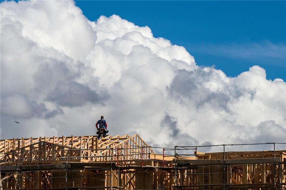 Wolken türmen sich hinter einem Hausbauprojekt in Kalifornien auf.Leonard Ortiz/The Orange County Register/AP/dpa