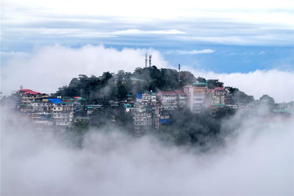 Bilder des Tages Wolken umgeben die Himalaya-Gemeinde McLeodganj in Dharamshala.Ashwini Bhatia/AP/dpa