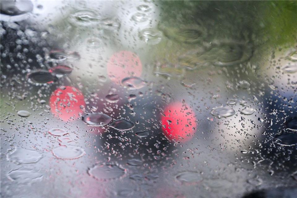 Wolken und Regen bestimmen das Wetter am Wochenende in Hessen. (Archivbild)Jens Kalaene/dpa