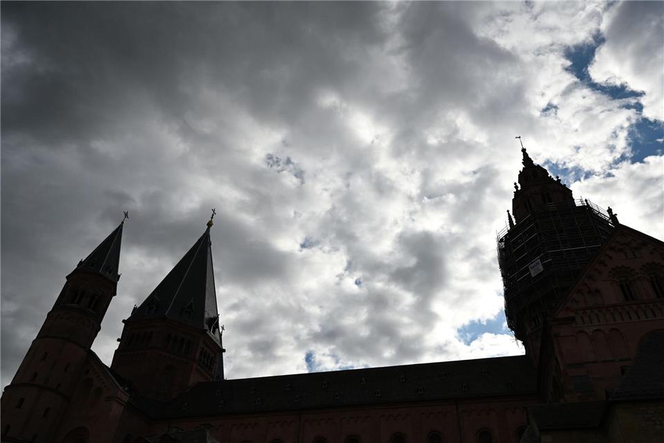 Wolken und etwas Regen in Rheinland-Pfalz und dem Saarland. (Symbolbild) Arne Dedert/dpa