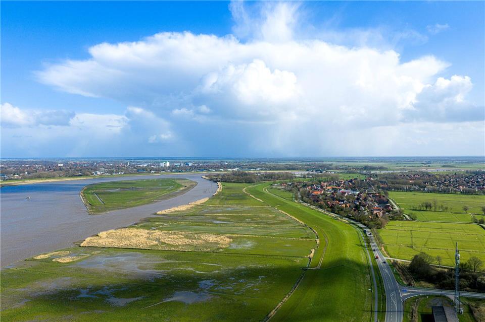 Wolken zogen vor wenigen Tagen über die Ems. Sonnig war es dennoch. (Archivbild)Sina Schuldt/dpa