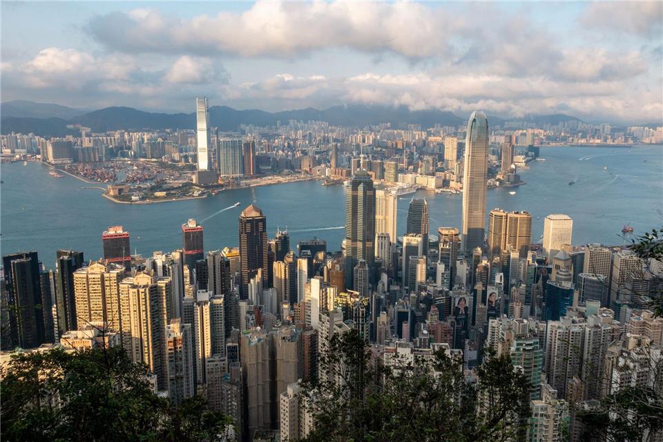Wolkenkratzer-Schlucht: Durch den Hafenbereich von Hongkong (mittig im Bild) kreuzen die Fähren von Star Ferry - vor allem bei Dunkelheit ein Erlebnis.Andreas Drouve/dpa-tmn