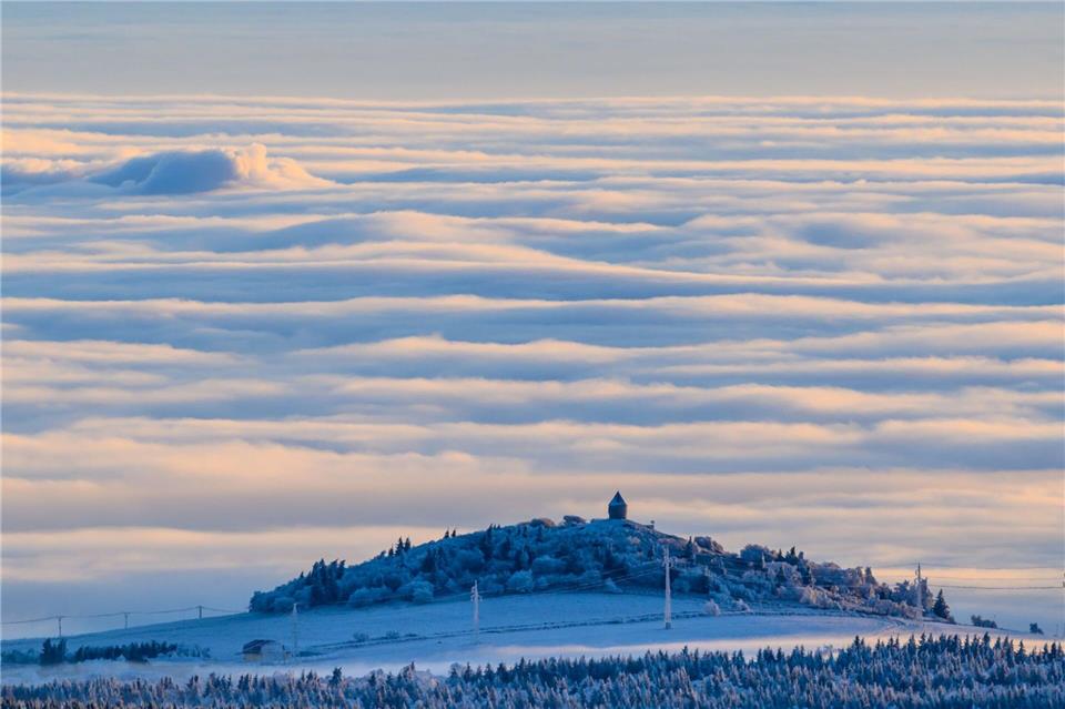 Wolkenmeer - Blick vom Fichtelberg in Oberwiesenthal Hendrik Schmidt/dpa