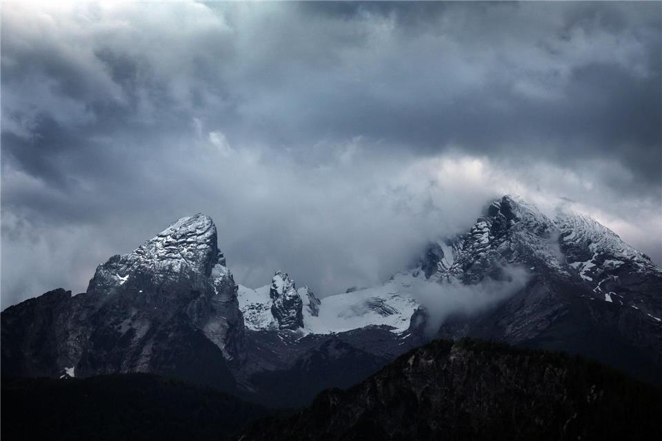 Wolkenverhangen ist der schneebedeckte Watzmann.Karl-Josef Hildenbrand/dpa