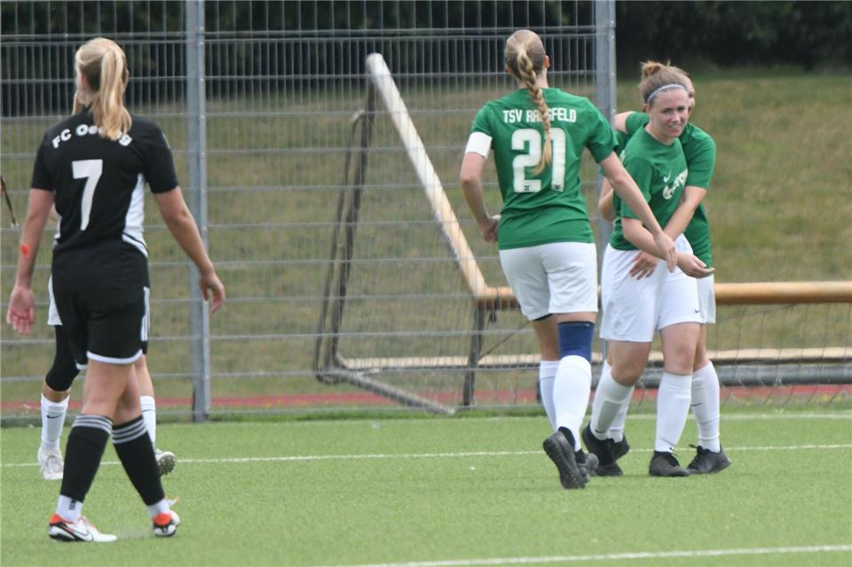 Wollen am Donnerstag  im dritten Saisonspiel in der neuen Kreisliga A zum dritten Mal jubeln: Spielerinnen des TSV Raesfeld (hier im Spiel bei den Stadtmeisterscaheften gegen den FC Oeding).