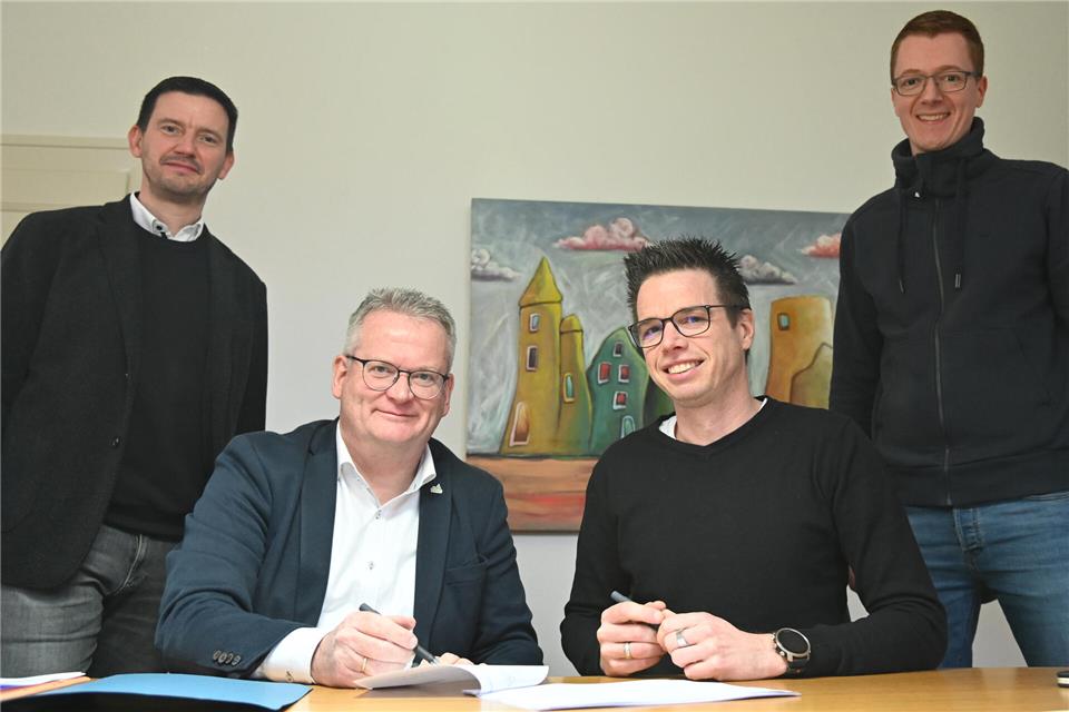 Wollen beim Thema Energiewirtschaft über die Gemeindewerke zusammenarbeiten (v.l.): Thomas Abels, Geschäftsführer der Gemeindewerke Raesfeld, Bürgermeister Martin Tesing, Ron Keßeler, Geschäftsführer der Emergy, und Daniel Knufmann, Geschäftsführer der Gemeindewerke Raesfeld.