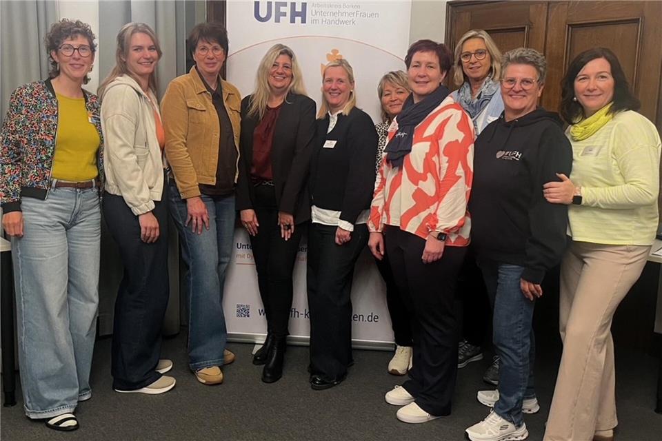 Wollen das Netzwerk bekannter machen (v. l.): Corinna Möllmann, Ehrenamtsakademie, Vivian Robers und Ina Volmer, Maria Kowalsky, Ortsmarketing Raesfeld, Julia Dicken, Juana Bleker, Tatjana Lanvermann, Stefanie Terhart; zweite Reihe Anja Rieken und Diana Brömmel.