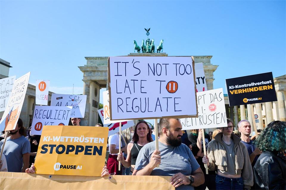Wollen der KI Schranken setzen: Demonstranten in Berlin.Annette Riedl/dpa