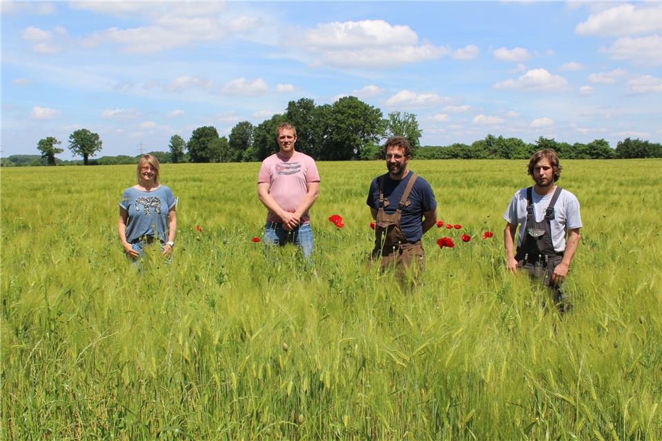 Wollen die Arbeit der Landwirte und den Einsatz von Pflanzenschutz erklären (v.l.): Anja Keuck, Martin Finke (beide Landwirtschaftskammer), Lohnunternehmer Egbert Droste und sein Sohn Marius.