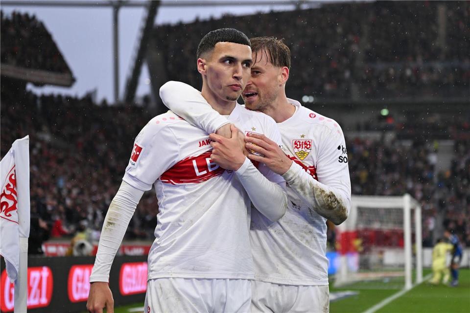 Wollen die Bayern ärgern: Bilal El Khannouss und Maximilian Mittelstädt vom VfB Stuttgart. (Archivbild)Marijan Murat/dpa