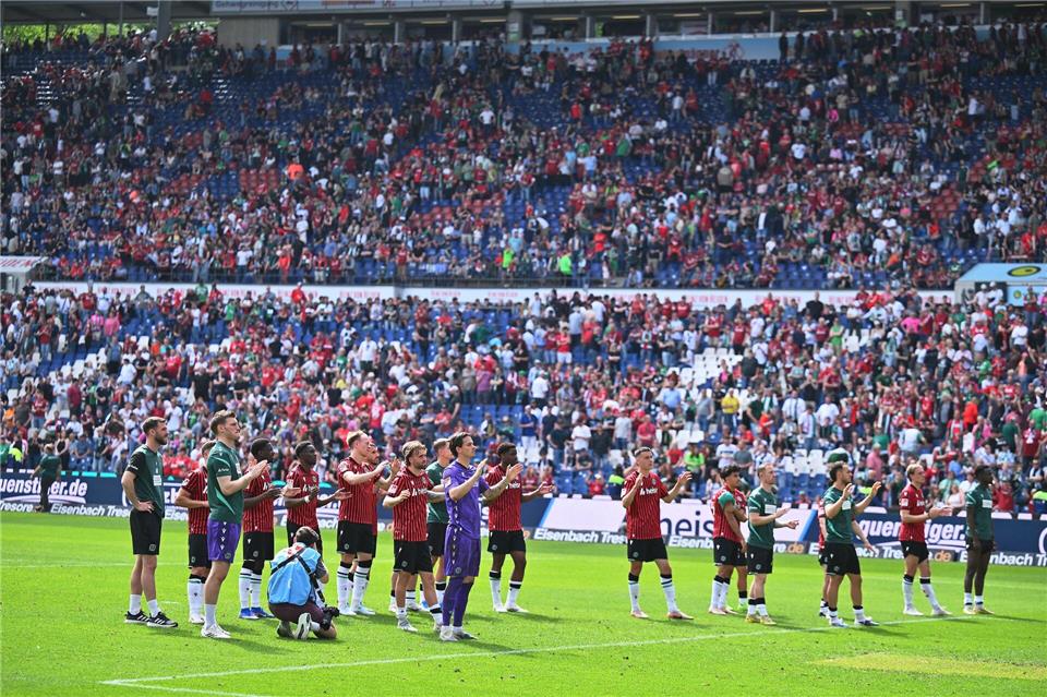 Wollen endlich aufsteigen: Spieler und Fans von Hannover 96. (Archivbild)Swen Pförtner/dpa