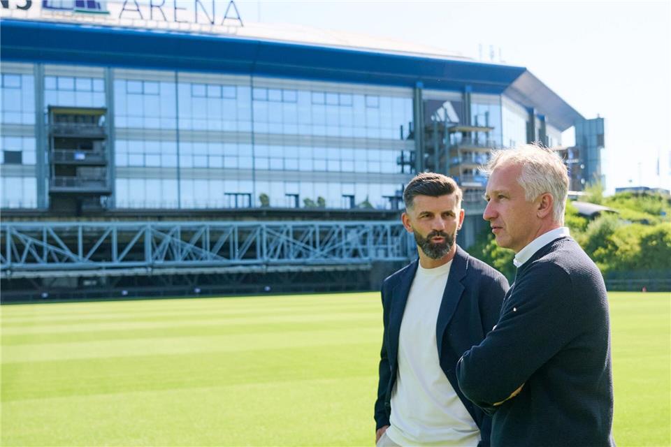 Fußball im Klopp-Style: Muslic startet bei „Gigant“ Schalke Wollen eng zusammenarbeiten: Trainer Miron Muslic (l) und Sportvorstand Frank Baumann.Bernd Thissen/dpa