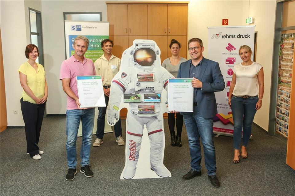 Wollen für die Berufsorientierung zusammenarbeiten: (v. l.): Melanie Vennemann (IHK), Schulleiter Axel Heinz, Studien- und Berufswahlkoordinator Peter Epping, Ausbildungsleiterin Sarah Demski, Geschäftsführer Daniel Baier und Nicole Drews, Assistentin der Geschäftsführung.