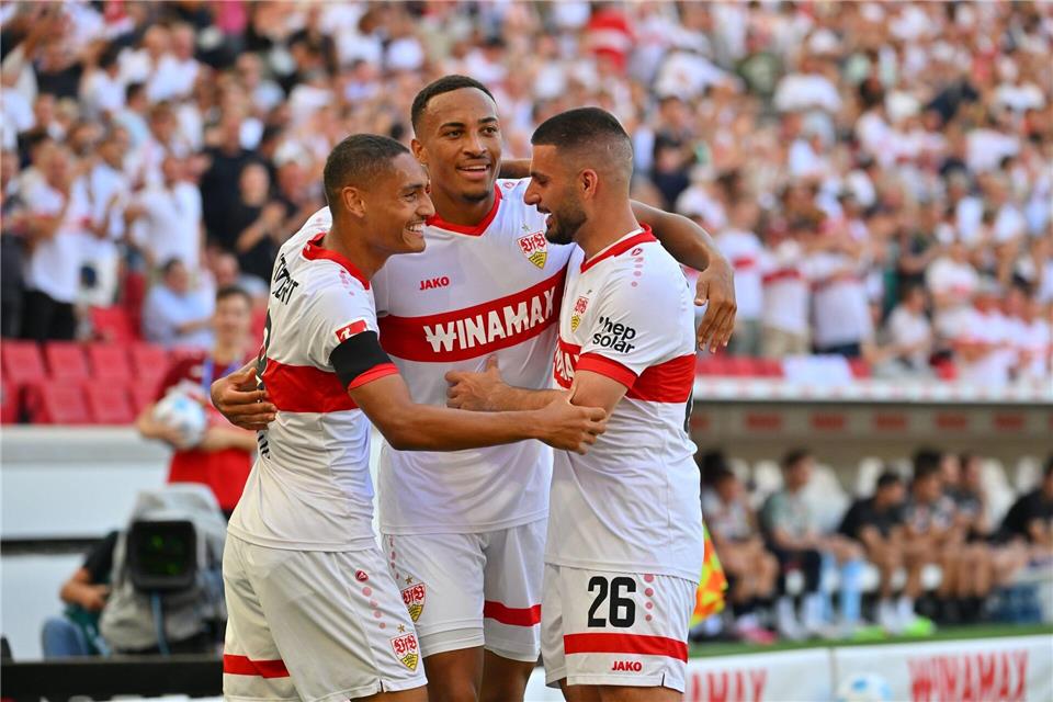 Wollen in Augsburg wieder zusammen jubeln: die VfB-Rückkehrer Deniz Undav (r.) und Jamie Leweling (M.) mit Spielmacher Enzo Millot.Jan-Philipp Strobel/dpa