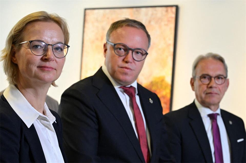 Wollen in Thüringen weitermachen: Vize-Ministerpräsidentin Katja Wolf (Thüringen.Gerecht), Regierungschef Mario Voigt (CDU) und Vize-Ministerpräsident Georg Maier (SPD). Martin Schutt/dpa