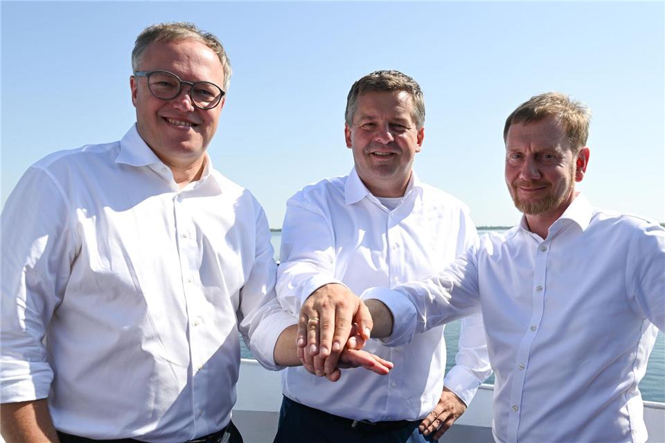 Wollen mit einer Stimme sprechen: Die drei ostdeutschen Ministerpräsidenten Mario Voigt (Thüringen), Sven Schulze (Sachsen-Anhalt) und (Michael Kretschmer, Sachsen, alle CDU) sind gegen eine Abschaffung der Rente nach 45 Beitragsjahren.Hendrik Schmidt/dpa