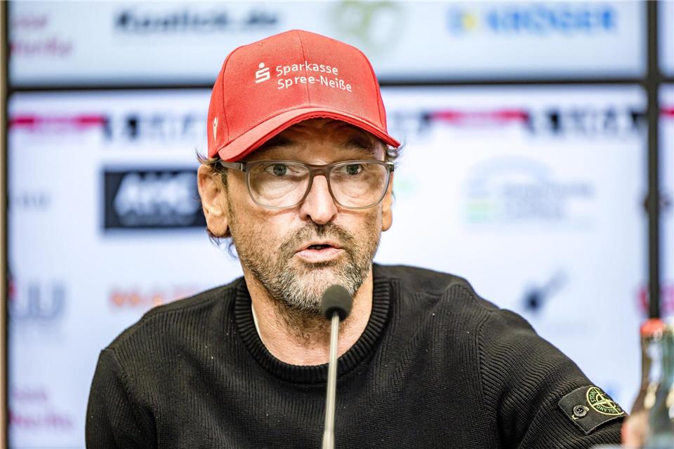 Wollitz will seinem Team den maximalen Fokus ermöglichen. (Archivbild)Frank Hammerschmidt/dpa